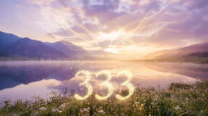 Le nombre angélique 333 brillant au-dessus d'un lac paisible entouré de montagnes au lever du soleil, avec des lueurs célestes.