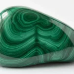 malachite pierre verte polie avec stries caractéristiques en lithothérapie