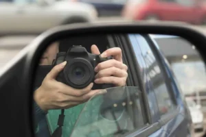 Detective prenant une photo