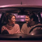 couple s'apprêtant à faire l'amour en voiture dans une ambiance tamisée